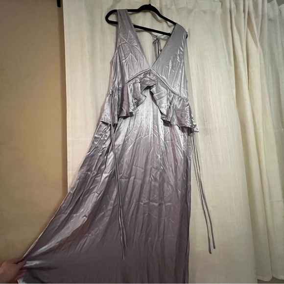 Topshop Silky Satin Lavender Maxi Dress Ruffles Plunge Neckline Side Slit Sz 8 - Picture 3 of 12